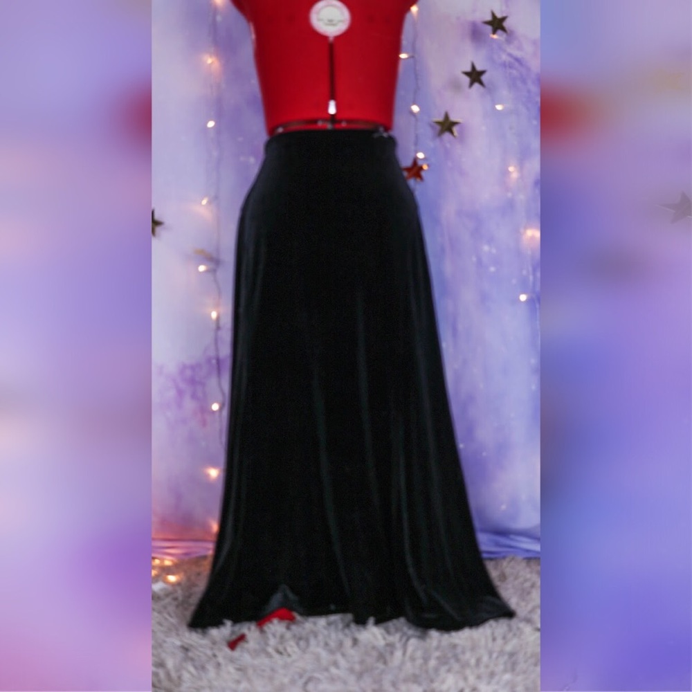 Long velvet witchy black floor lengthened skirt